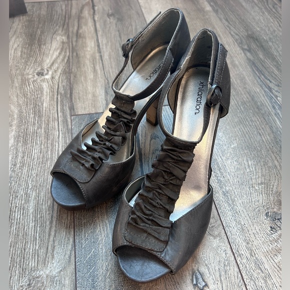 T-strap ruffle heels, size 7 - Picture 2 of 3